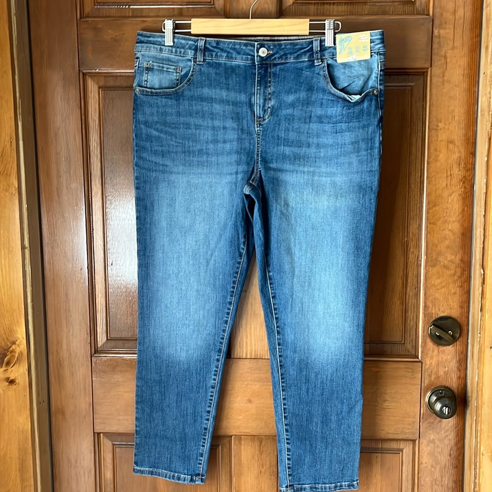 NWT THEREABOUTS Women's Arby Medium Wash Superflex Straight Leg Jeans Size 20.5P